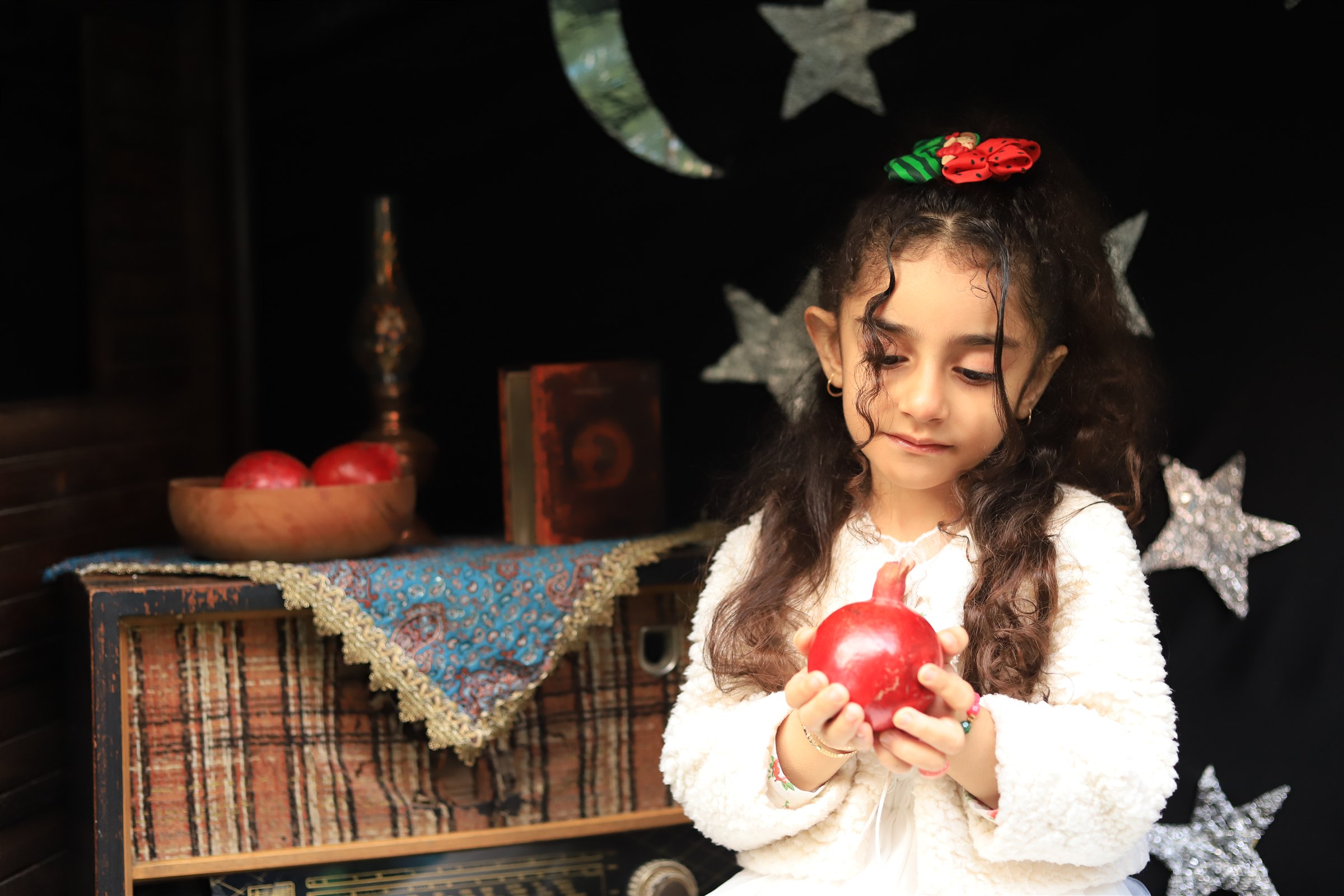 پرتره کودک با انار در دکور شب یلدا